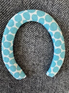 DARLING NWOT, SMALL HORSESHOE COVERED WITH FABRIC FROM HABLE CONSTRUCTION